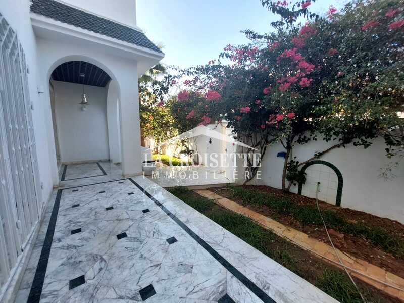 Villa S+5 avec piscine à Gammarth